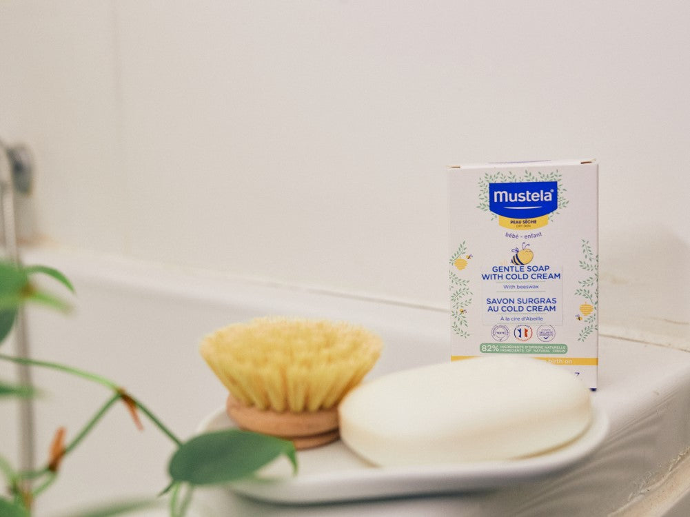 mustela-savon-surgras-cold-cream-la-cire-d-abeille-bio-pain-lavant-corps-et-chev image 2